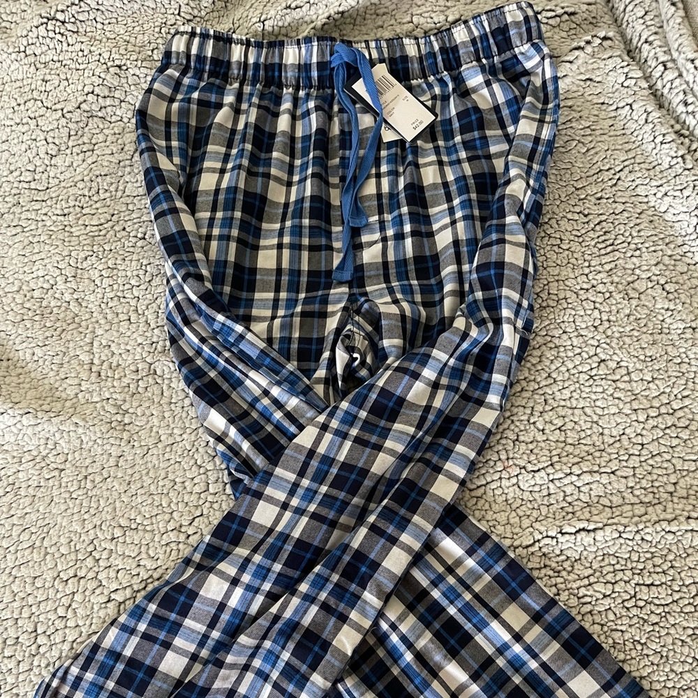 Izod mens lounge/sleepwear pants. Brand new never worn and with tags. Size M